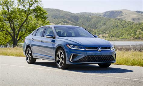 Schema, rodanti hibridinio akumuliatoriaus vietą „Volkswagen Jetta Hybrid“ bagažinėje po grindų danga