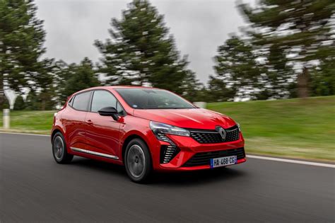 Tematinė nuotrauka: Renault Clio V priekis su išryškintais žibintais