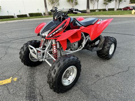 Teminis foto sportinio keturračio Honda TRX 450R agresyviam dizainui pabrėžti
