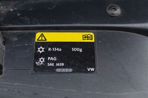 Etiketė su automobilių dažų kodais po variklio dangčiu