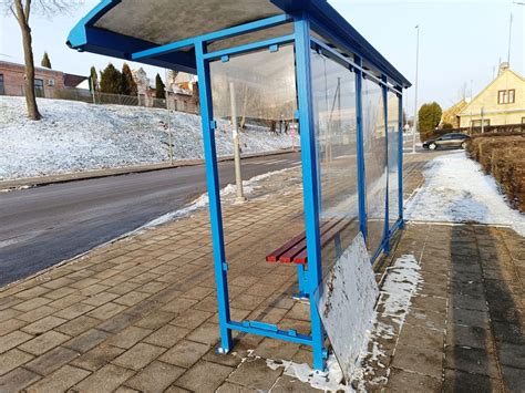 Nuotrauka su apgadinta autobusų stotele