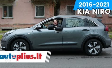 Kia Niro važiuojančio automobilio nuotrauka kelyje