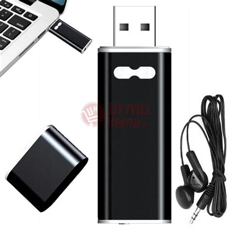 USB atmintinė prijungta prie BMW automobilio centrinės konsolės