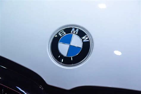 BMW logotipas su Bavarijos vėliavos motyvais