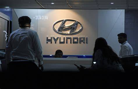 Hyundai logotipas - du susikibę žmonės