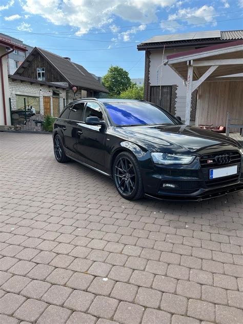nuotrauka, kurioje pavaizduotas automobilis Audi A3 su plokštesniais ratlankiais