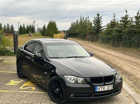 BMW E90 automobilis su stilingais ratlankiais