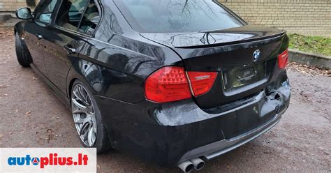 BMW E90 su pilkos spalvos ratlankiais