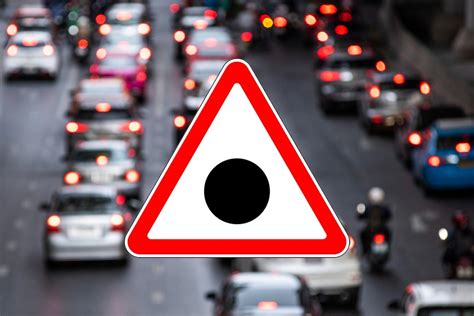 simbolis, nurodantis dygliuotas padangas (baltas trikampis su raudonu apvadu ir dyglio simboliu)