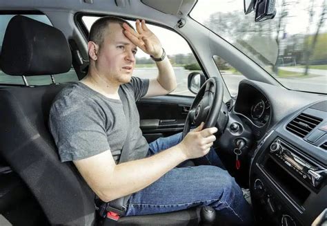 Tematinė nuotrauka: vairuotojas pats keičia automobilio alyvą