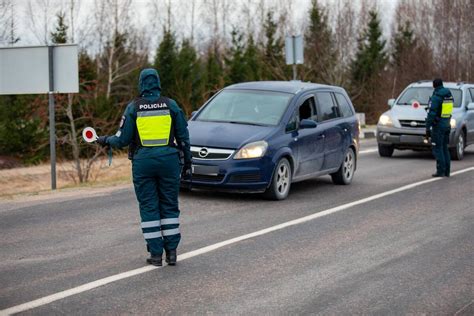 Infografika apie neblaivių vairuotojų charakteristikas ir pažeidimus