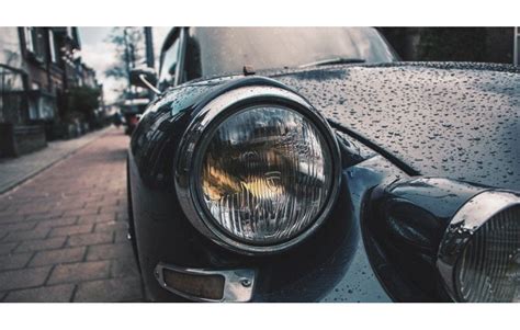 Įvairių automobilių žibintų ir veidrodėlių asortimentas