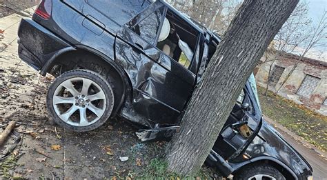 Avarijos vietos nuotrauka, kur automobilis rėžėsi į medį
