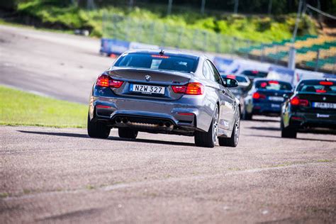 BMW M serijos automobiliai lenktynių trasoje