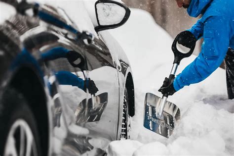 Teminis automobilio važiuojančio žiemą nuotrauka