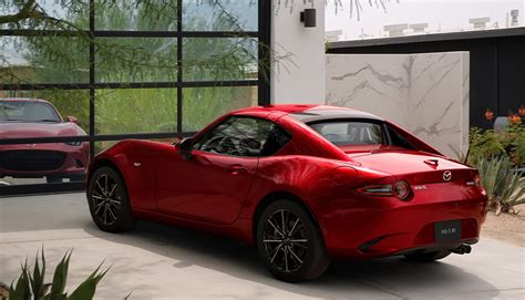 Ikoniškas „Mazda MX-5“ siluetas, demonstruojantis klasikinį rodsterio dizainą