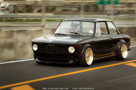 BMW 2002 tiuningo pavyzdys (stance kultūra)