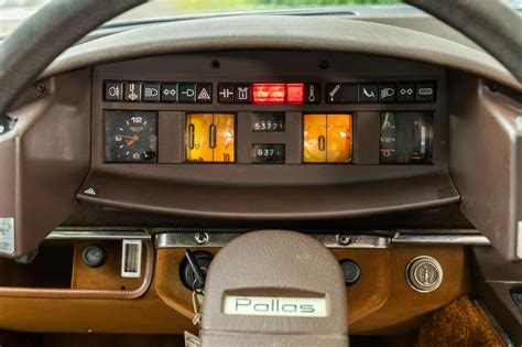 Nuotrauka su Citroën CX interjeru, demonstruojanti „Lunule“ dizainą ir vientiso plastiko apdailą