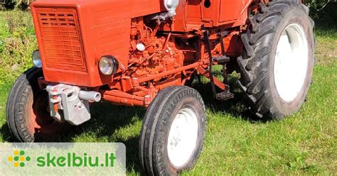 T25 traktorius su plačiais galiniais ratlankiais, dirbantis lauke