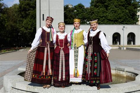 Tematinė nuotrauka apie prabangų gyvenimo būdą arba kontrastą su realybe