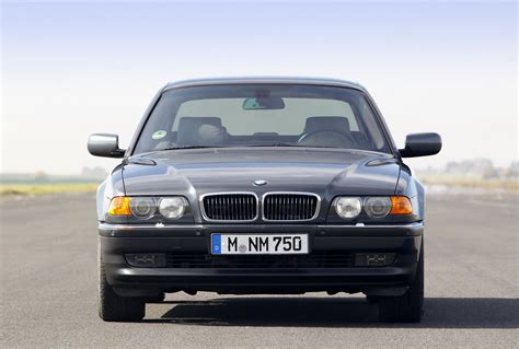BMW E38 automobilio priekio vaizdas