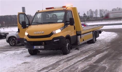 Techninės pagalbos automobilis traukia sugedusį Subaru automobilį