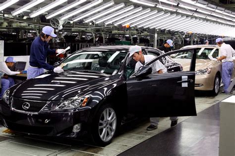 Istorinė Japonijos automobilių gamyklos nuotrauka