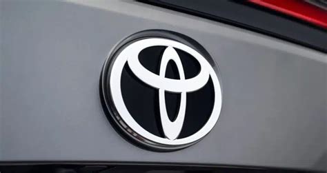 ADMITA logotipas ir skirtingų klasių automobiliai