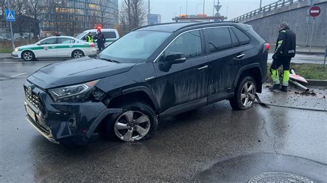 Policijos automobilio sustabdymo scena su kelio ženklais