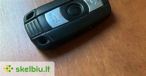 BMW automobilio raktelis atidaromas plokščiu atsuktuvu per šoninį griovelį