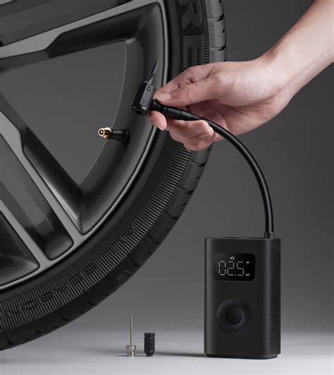 Teminė nuotrauka: žmogus pripučia automobilio padangą elektrine pompa