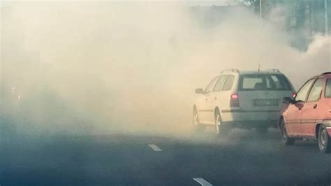 automobilis dūmina baltais dūmais