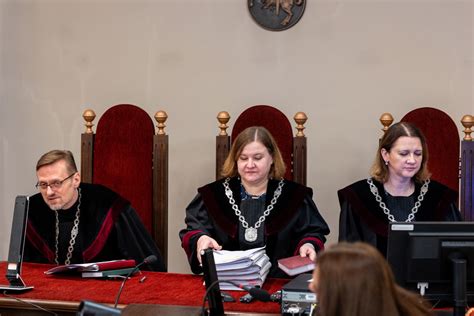 Teismo posėdis ir advokatų diskusijos
