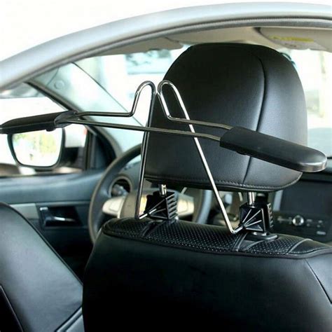 Teminė nuotrauka: automobilinė drabužių pakaba su pakabintais rūbais