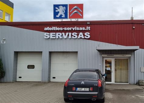 Nuotrauka su įvairiais Opel automobiliais serviso aplinkoje