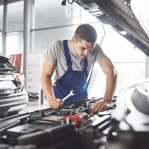 Mechanikas, atliekantis kompiuterinę diagnostiką Opel automobiliui