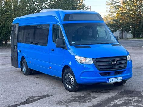 Teminė nuotrauka, vaizduojanti įvairius krovininius mikroautobusus