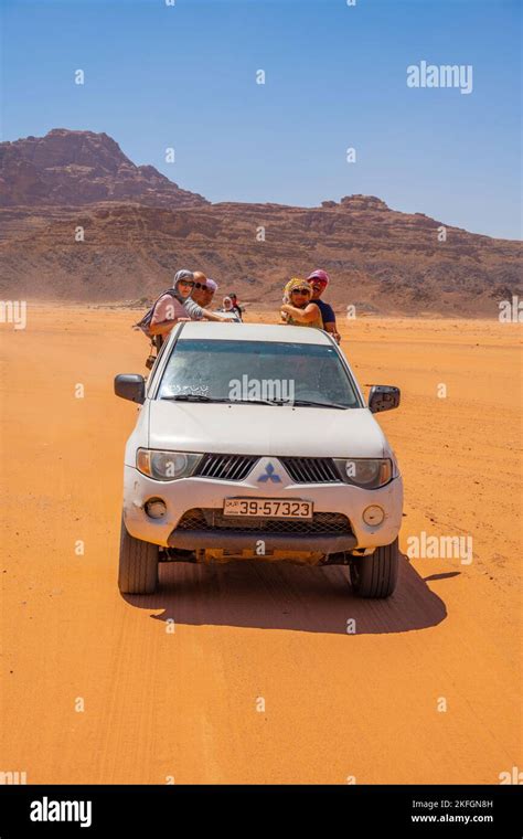 Tematinė nuotrauka su 4x4 visureigiu Wadi Rum dykumoje