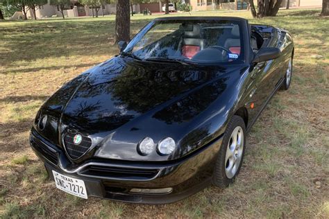 Tematinė nuotrauka: 1997 metų Alfa Romeo Spider 3.0 V6 juodos spalvos