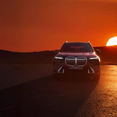 Automobilio siluetas saulėlydžio fone