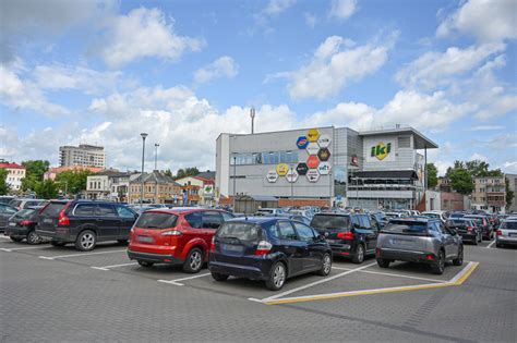 Ilustracinis vaizdas: Naudotų automobilių aikštelė su įvairiais modeliais