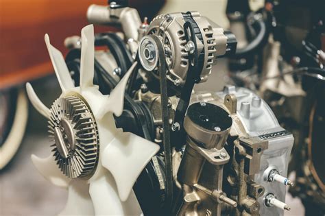 Nuotrauka, vaizduojanti automobilio generatoriaus vidinius komponentus (šepetėlius, diodų tiltą, įtampos reguliatorių).