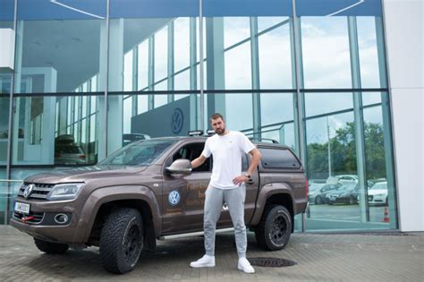 Jonas Valančiūnas prie Volkswagen Amarok