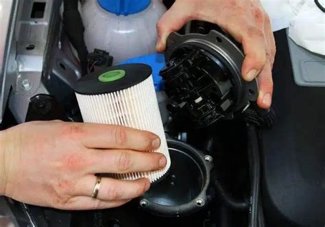 Nuotrauka, vaizduojanti kuro filtro vietą ir tvirtinimo elementus Volvo V50