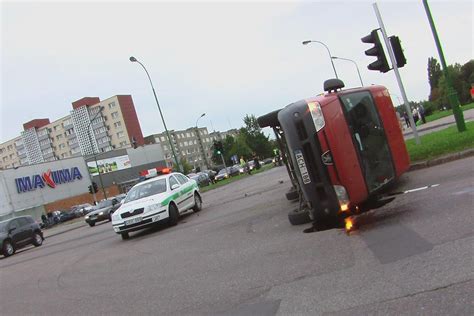 Automobilvežis ir mikroautobusas po susidūrimo, matyti dideli apgadinimai