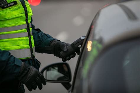 Serviso darbuotojas atlieka vairo padėties daviklio kalibravimą po keitimo
