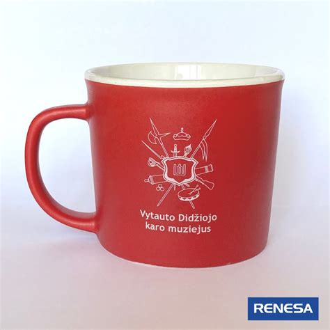 Keramikinių puodelių su personalizuota spauda asortimentas