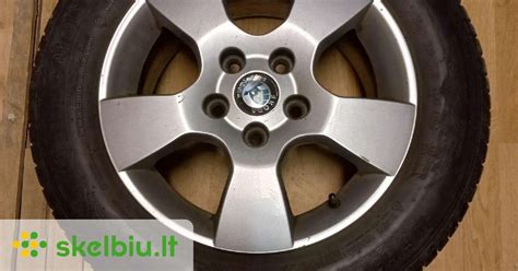 Skoda Yeti automobilis su 17 colių ratlankiais, stovintis gamtoje