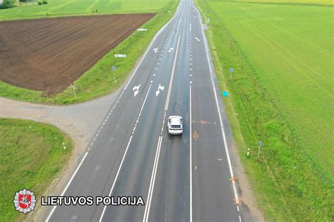 tematinė nuotrauka: automobilis stabdo kelyje įprastomis sąlygomis