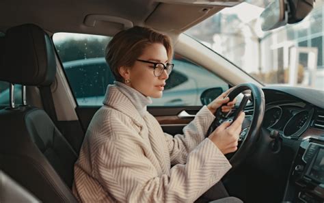 Tematinė nuotrauka: žmogus segasi saugos diržą automobilyje